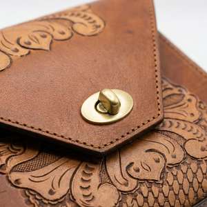 Bolso Bandolera de Cuero Genuino 100% Hecho a Mano con Grabados Florales, Ligero, Estilo Vintage Bohemio para Mujer - Product Image 3