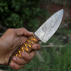 Cuchillo de punta caída hecho a mano de acero de Damasco con mango con patrón amarillo para caza. Cuchillos de acero de Damasco. - Product Image 4