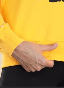 Sweat-shirt jaune à col rond pour femme, manches longues, 100 % coton tricoté, style automne, imprimé lettres sur le devant, coupe classique - Product Image 1