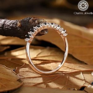 Bague d'éternité en moissanite Charm_Jewells plaquée or rose, taille émeraude, sertie en canal, classique pour femme - Product Image 4