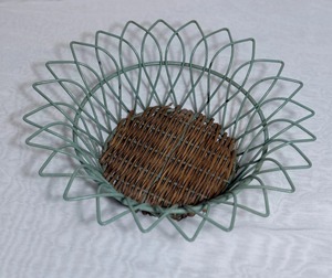 Panier à fruits en métal à motif floral, bol décoratif en fil métallique, idéal pour le stockage de fruits, légumes et collations, construction en métal durable - Product Image 1