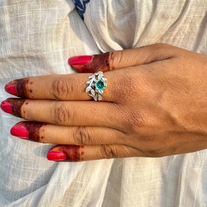 Anillo de Diamantes de Laboratorio con Corte Portugués de Lujo, Piedra Verde, Motivo de Hoja y Acento Marquesa, Joyería para Mujer - Product Image 4