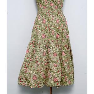 Vestido largo maxi de algodón tejido con estampado floral, cuello halter y hombros descubiertos, cintura natural, ideal para fiestas de verano. - Product Image 5