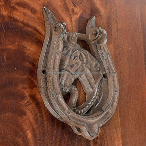 Aldaba de puerta moderno y elegante hecho de hierro fundido con acabado de latón antiguo, diseño en relieve con patrón de caballo para uso en apartamentos - Product Image 5