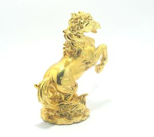 Estatuas de animales de resina personalizadas con acentos de caballo dorado diseñadas por OEM para interiores distintivos a medida hechos en Vietnam - Product Image 2