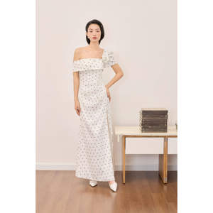 Robe pour femme KD77 Maxi SKY LIGHT, épaules dénudées, col asymétrique, tissu satiné à pois, robe à une épaule à pois - Product Image 1