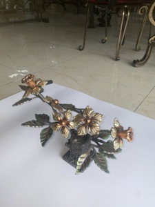 Escultura de Bonsái de Hierro Fundido Pintado y Chapado en Oro Khang Hung Phat, Pieza de Arte Decorativa de Estilo Oriental Tradicional, 8cmx8cmx18cm - Product Image 3