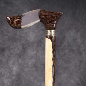 Bâton de marche ergonomique en résine et bois, finition lisse et construction durable - Product Image 5