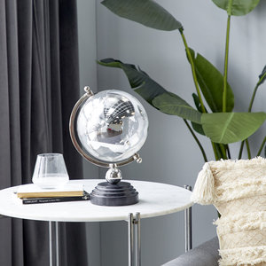 Globe terrestre de bureau moderne avec finition chromée, arc et socle lourd foncé – Cadeau unique - Product Image 6