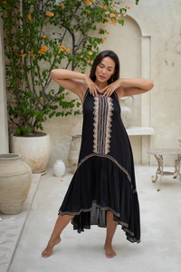 เดรสยาวปานกลางปักลายสีดำสำหรับผู้หญิง แขนกุด สไตล์โบฮีเมียน ชายกระโปรงไม่สมมาตร ทรงหลวม ใส่สบาย เหมาะสำหรับฤดูร้อน ชายหาด และรีสอร์ท - Product Image 2