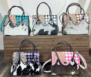 Sac fourre-tout élégant en cuir de vachette artisanal et martelé à carreaux, collection Mars 2026, pour femme, à porter à l'épaule ou en bandoulière, idéal pour un usage quotidien - Product Image 5