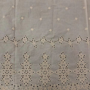Tela de Algodón Blanco de Primera Calidad con Bordado Schiffli y Borde Festoneado, Diseño Floral Calado, Material para Vestidos/Kurtis de Verano - Product Image 1