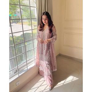 Ensemble de costume Sharara en mousseline de soie avec travail de perles fantaisie pour les occasions de fête - Product Image 4