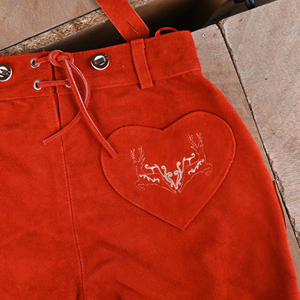 ZASSON SPORTS Short de costume bavarois unisexe en cuir véritable rouge, broderie et motif imprimé, coupe classique - Product Image 2