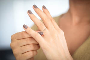 Anillo de Plata de Ley 925 Chapado en Oro de 14k con Diseño Único, Anillo de Boda con Moissanita Redonda, Anillo Elegante y Moderno para Mujer con Micropavé - Product Image 2