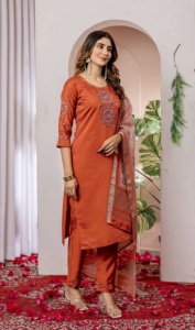 Elegante conjunto de Kurti, pantalón y dupatta de corte recto. Graciosa y moderna, eternamente clásica. - Product Image 3