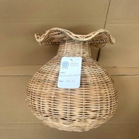 Solution merveilleuse pour la décoration intérieure : un vase-urne en rotin rustique et charmant, provenant du Vietnam.