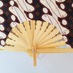 Éventail pliant artisanal indonésien en tissu batik, avec nervures en bambou naturel, cadeau culturel traditionnel, accessoire de décoration artisanale - Product Image 2