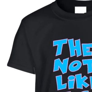 เสื้อยืดแขนสั้นลายกราฟิกสำหรับวัยรุ่นสีดำ พิมพ์ตัวอักษรสีน้ำเงินเข้ม "They Not Like Us" คอกลม สไตล์ลำลอง แฟชั่นวัยรุ่น ใส่ได้ทุกวัน - Product Image 3