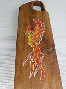 Planche à découper en noyer avec motif Phénix, artisanale, en bois massif, décorative, pour la cuisine, le service, les cadeaux, les restaurants et les marchés - Product Image 2