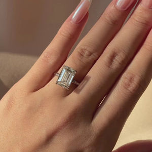 Anillo de Compromiso Solitario con Diamante Cultivado en Laboratorio, Corte Esmeralda de 5 Quilates, Certificado IGI, Color D E, Claridad VVS VS, Anillo de Joyería Nupcial de Oro Personalizado - Product Image 2