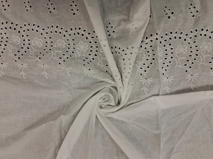 Tissu en coton blanc de qualité supérieure avec bordure à œillets – Broderie florale Schiffli teintable avec bord festonné pour robes – Vente en gros directe usine - Product Image 2