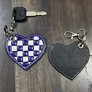 Trending Handcrafted Checkered Leather Heart Shape Keychain New Wholesale Genuine Leather Fashion Bag Charm Key Ring For Women - Product Image 6
