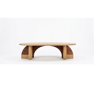 Table basse ovale contemporaine avec plateau en bois et base en laiton, design moderne fait main pour salon. - Product Image 6