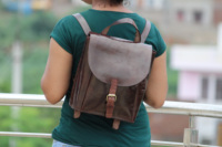 Sac à dos et sac de messager unisexe en cuir de cheval élégant deux en un en cuir dur unique avec fermeture à glissière et doublure en nylon