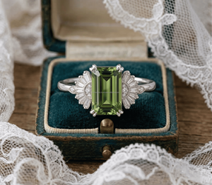 Anillo de compromiso de lujo con circonitas VVS de corte esmeralda clásico, estilo bailarina vintage y engaste de racimo. - Product Image 2