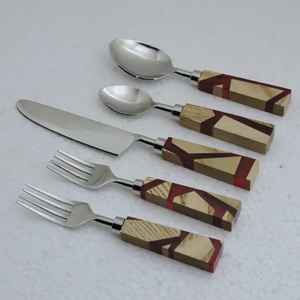 Juego de cubiertos de acero inoxidable con mango de resina y madera, pulido espejo, duradero, moderno, cinco piezas (cuchara y tenedor) - Product Image 1