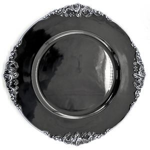 Assiette de service en métal blanc de style royal haut de gamme avec bord décoratif, idéale pour une table à manger, pour une mise en place de table élégante et luxueuse. - Product Image 3