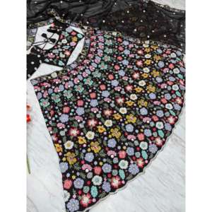 Ropa de Diseño India y Pakistaní, Hermoso Trabajo de Bordado Multihilo, Lehenga Choli - Product Image 5