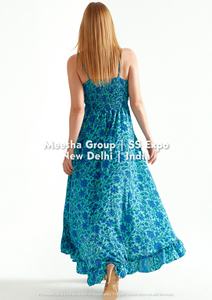 เดรสยาวสายเดี่ยวคอลึกทรงวีสำหรับผู้หญิง ลายดอกไม้ แต่งสม็อคด้านหลัง ผ้าพลิ้วไหว เหมาะสำหรับใส่ไปทะเลในฤดูร้อน มีหลายแบบให้เลือก - Product Image 2