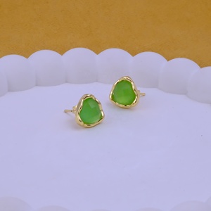 Pendientes de tuerca facetados chapados en oro con triángulo de Calcedonia Prehnita para mujer, moda de moda hecha a mano, latón hecho principalmente al por mayor - Product Image 5