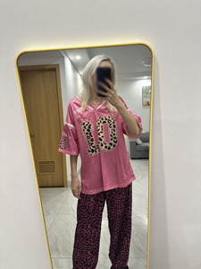 Camiseta Gráfica Oversize de Malla Rosa Personalizada Unisex para Fútbol Americano, Estilo Urbano, Transpirable, Proveedor OEM al por Mayor - Product Image 2