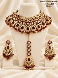 Parure de bijoux de mariage plaqué or en alliage, comprenant un collier ras-du-cou ethnique et des boucles d'oreilles Maang Tikka, sertis de perles goutte d'eau à monture closée - Product Image 6
