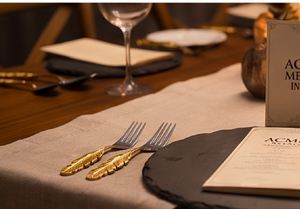 Juego de cubiertos de lujo con diseño de plumas y mango dorado, con cabezas plateadas, para cenas elegantes, cocina, bodas y regalos. - Product Image 3