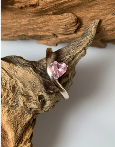 Bague minimaliste de luxe en or jaune 14 carats avec saphir rose naturel serti à griffes pour les occasions festives - Product Image 1