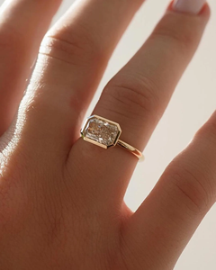 Anillo de compromiso solitario de moissanita de lujo con corte esmeralda en oro de 14K, joyería fina minimalista al por mayor - Product Image 1