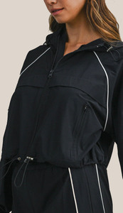 Ensemble de survêtement premium 2 pièces pour femme : veste coupe-vent légère à capuche et short, idéal pour le sport et les loisirs en extérieur - Product Image 3