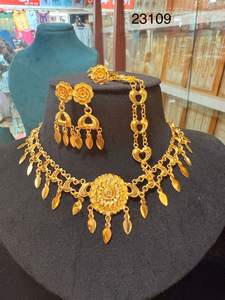 Nouveauté MOLL JEWELLERS : Parure florale tendance indienne plaquée or 24 carats avec micro-incrustations de zircon (0,3 mm) – Collier et boucles d'oreilles pour femme, idéale pour mariage - Product Image 4