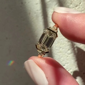 Elegante Anillo de Compromiso con Diamante Cultivado en Laboratorio, Corte Esmeralda, Semibiselado, Oro Amarillo de 14K, Certificado IGI, Claridad VVS+, Color EF, 2.50CT - Product Image 2