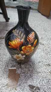 Jarrón de Flores Negro Moderno de Metal Pintado a Mano de Lujo, Elegante Jarrón Decorativo con Estampado Floral, Jarrón de Mesa de Latón Indio de Primera Calidad - Product Image 3