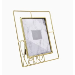 กรอบรูปเหล็กศิลปะสมัยใหม่แบบกำหนดเอง สีโรสโกลด์ รูปทรงเรขาคณิต ลวดลายคลื่น สำหรับตั้งโต๊ะ ขายส่ง - Product Image 3