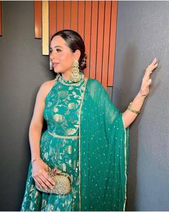 Robe longue en soie jacquard banarasi de qualité supérieure avec bordure décorée, accompagnée d'un dupatta en georgette à bordure sequinée, idéale pour les occasions festives. - Product Image 2