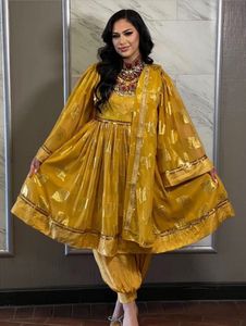 Robe Anarkali en soie rose exquise, avec col richement orné de fils dorés et manches évasées larges décorées. - Product Image 3