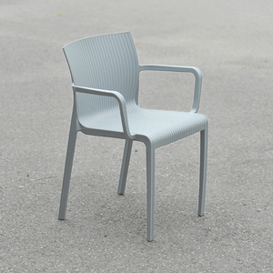 Silla de Plástico Moldeado Sólido con Brazos, Versión Gris - Una Elegante y Colorida Silla de Jardín - Product Image 1