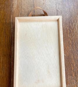 Bandeja de Servir Moderna de Madera Lacada en Color Arce con Asas de Cuero y Detalles en Nogal, Diseño Minimalista para Cocina o Escritorio, Multifuncional - Product Image 4