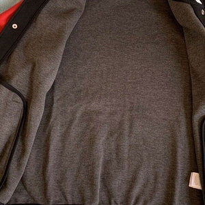 เสื้อแจ็คเก็ตวาร์ซิตี้ฤดูหนาวสำหรับผู้ชายคุณภาพสูง ผลิตในปากีสถาน คอตั้ง โลโก้ด้านหน้า ดีไซน์ปรับแต่งได้ สวมใส่สบาย เท่ห์ - Product Image 5